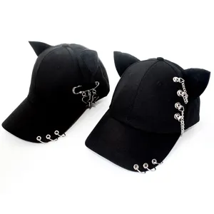 Casquette de baseball noire avec oreilles de chat, anneaux et chaînes de style punk