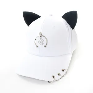 Casquette de baseball blanche avec oreilles de chat noires et anneaux métalliques style hip-hop