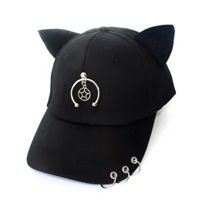 Détail de la casquette de baseball noire à oreilles de chat avec anneaux métalliques et étoile