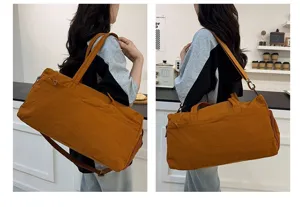 Dettaglio della grande borsa da viaggio con tracolla e spallaccio per fitness e sport.