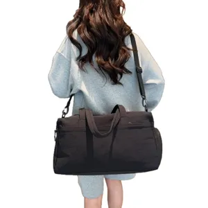 Grande borsa da viaggio sportiva per palestra e weekend con tracolla regolabile.