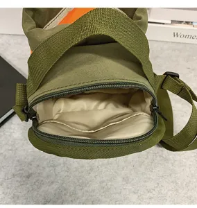 Dettaglio interno della borsa a tracolla sportiva verde oliva con fodera in beige