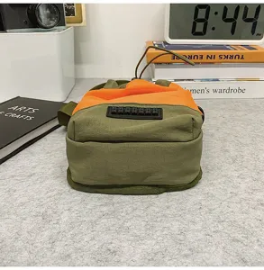 Vista dettagliata del tessuto in nylon resistente e coulisse di una borsa sportiva