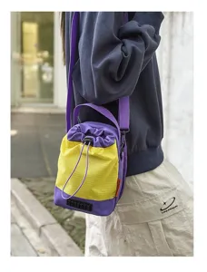 Borsa a tracolla sportiva a secchiello gialla e viola con coulisse per uomo e donna
