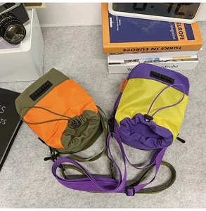Mini borsa a secchiello sportiva con coulisse e design color block vivace