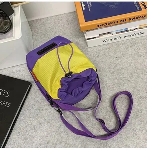 Borsa a tracolla sportiva leggera con coulisse viola e gialla per attività all'aperto