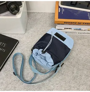 Dettaglio della borsa a tracolla leggera blu con coulisse per sport outdoor