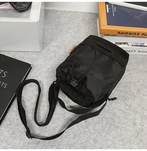 Dettaglio borsa a tracolla a secchiello in nylon nero con coulisse per attività outdoor