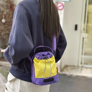 Borsa a Tracolla a Secchiello Sportiva con Coulisse in Nylon Leggero a Contrasto di Colore per Uomo e Donna