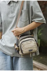Detailansicht einer kleinen Outdoor-Umhängetasche mit funktionalen Wanderkordel-Details