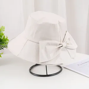Gros plan d'un chapeau bob beige pour femme avec un grand nœud décoratif élégant