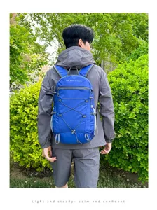 Blauer Outdoor Wanderrucksack Detailansicht, leichter wasserdichter Sporttagesrucksack.