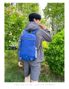 Outdoor-Sportrucksack Detailansicht, leichtes wasserdichtes Material mit elastischen Kordeln.