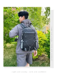 Detailansicht des leichten Outdoor-Faltrucksacks mit ergonomischen Gurten und Kordeln.