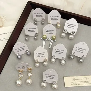 Kollektion französischer Perlen- und Zirkonia-Ohrringe mit Strass-Schleifen-Details