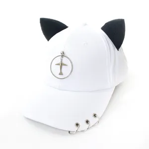 Vue détaillée d'une casquette de baseball blanche avec oreilles de chat et pendentif avion