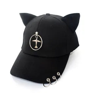 Casquette de baseball noire avec oreilles de chat, pendentif avion et décorations d'anneaux
