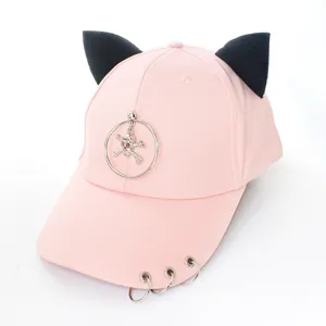 Casquette de baseball rose avec oreilles de chat et décoration punk métal tête de mort
