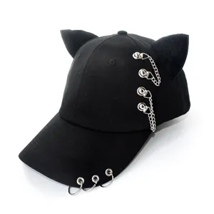 Casquette de baseball noire style gothique avec oreilles de chat et anneaux en métal