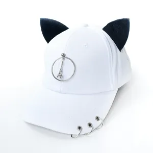 Vue détaillée de la casquette blanche à oreilles de chat avec pendentif Tour Eiffel et anneaux