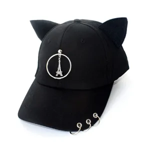 Détail de la casquette noire avec oreilles de chat et pendentif Tour Eiffel en argent.