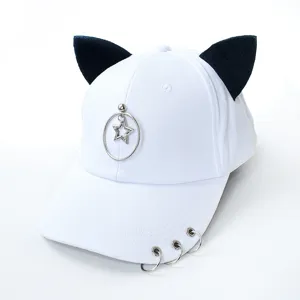 Détail d'une casquette blanche avec oreilles de chat noires et pendentif étoile