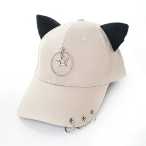 Gros plan casquette beige avec oreilles de chat noires et décoration d'étoile en métal