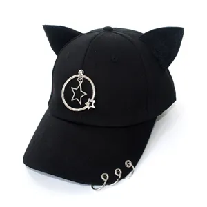 Gros plan détaillé des anneaux en métal et du pendentif étoile sur la casquette