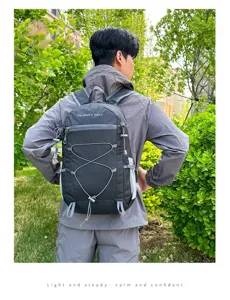 Detailansicht des leichten, wasserabweisenden Wanderrucksacks mit Kordelzug und Fächern.