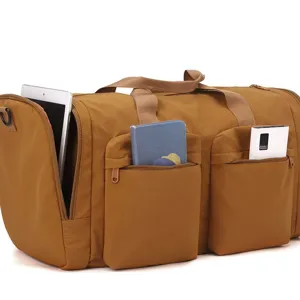 Vue détaillée du grand sac de voyage marron avec plusieurs poches et des sangles solides.