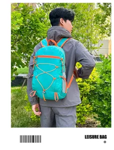 Leichter, tragbarer Outdoor-Rucksack in Türkis und Orange für Wandern, Sport und den Alltag.