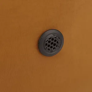 Vue détaillée de l'œillet de ventilation respirant sur le sac de sport étanche.
