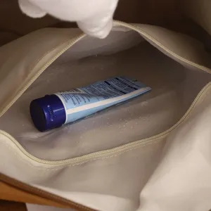 Détail de l'intérieur du sac de sport imperméable montrant la résistance à l'eau et sa capacité.