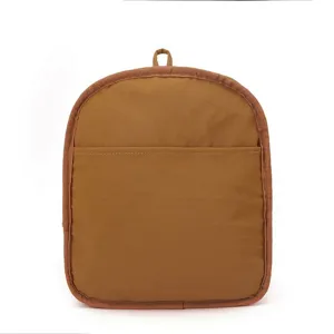 Sac à dos de voyage minimaliste marron vue détaillée, pochette de rangement quotidienne.