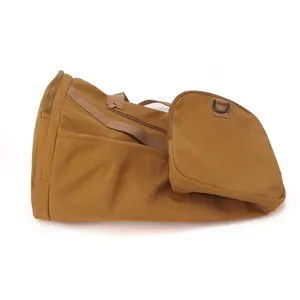 Vue détaillée du grand sac de voyage imperméable en tissu résistant avec fermeture éclair.