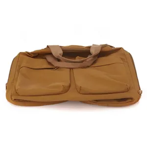 Détail de sac de voyage marron, tissu résistant doté de doubles poches avant et poignées.