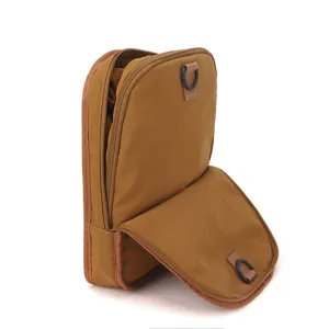 Vue détaillée du sac de voyage de fitness imperméable grande capacité avec zips et anneaux.