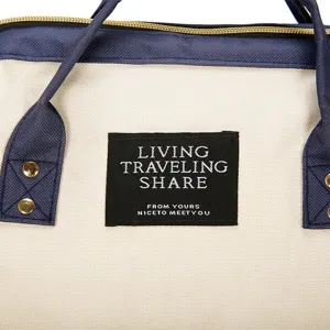 Detailopname van nylon reistas met Living Traveling Share patch en klinknagels