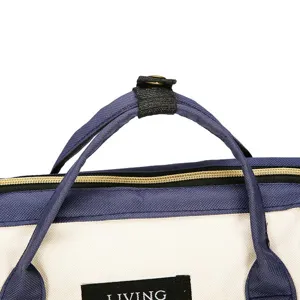 Detailopname van een duurzame nylon tas met stevige handvatten en een ritssluiting