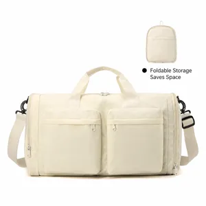 Vue détaillée du sac de voyage beige pliable, avec poches avant et forme de rangement compacte.
