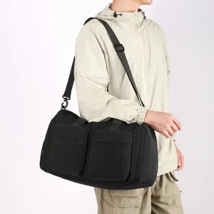 Vue détaillée du grand sac de voyage de fitness étanche noir avec poches avant.
