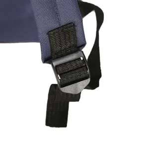 Detailopname van een verstelbare zwarte plastic gesp op een blauwe nylon rugzak schouderriem