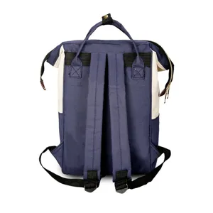 Achteraanzicht van een marineblauwe en beige nylon rugzak met verstelbare riemen.