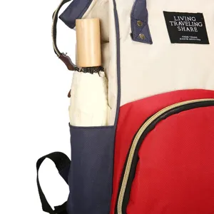 Detailweergave van de zijzak van een nylon rugzak met een paraplu met houten handvat