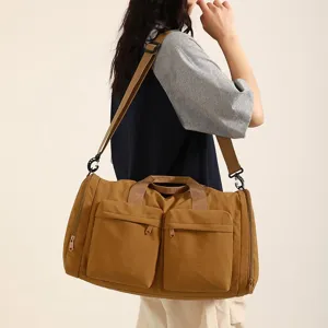 Vue détaillée du grand sac de voyage imperméable avec double poche et bandoulière.