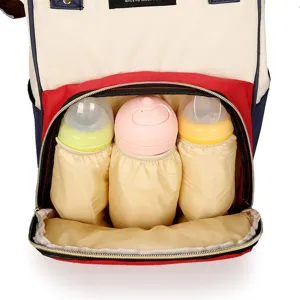 Detailopname van de geïsoleerde voorzak van een nylon luiertas met drie babyflessen