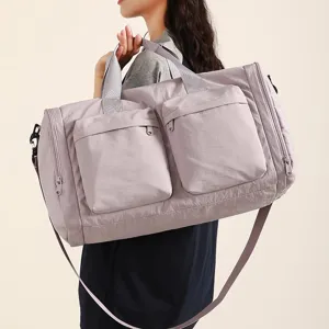 Grand sac de sport impermeable pour voyage fitness yoga et activites de plein air pratiques.