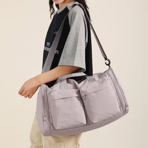 Grand sac de sport imperméable de voyage fitness bag avec plusieurs poches pour entraînement.