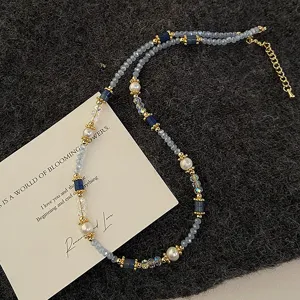 Vista detallada de joyería con perlas, piedras naturales azul claro y perlas de agua dulce