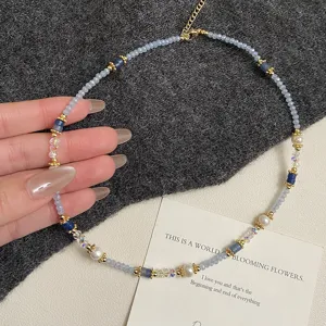 Detalle de pulsera artesanal de cuentas con piedras naturales azules y perlas de agua